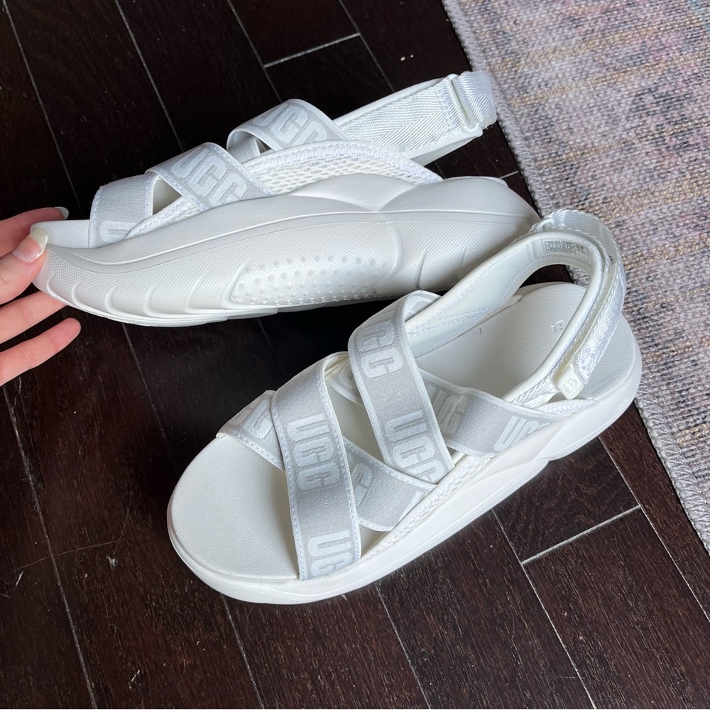UGG LA Cloud Sandals Size 8 Black White Platform